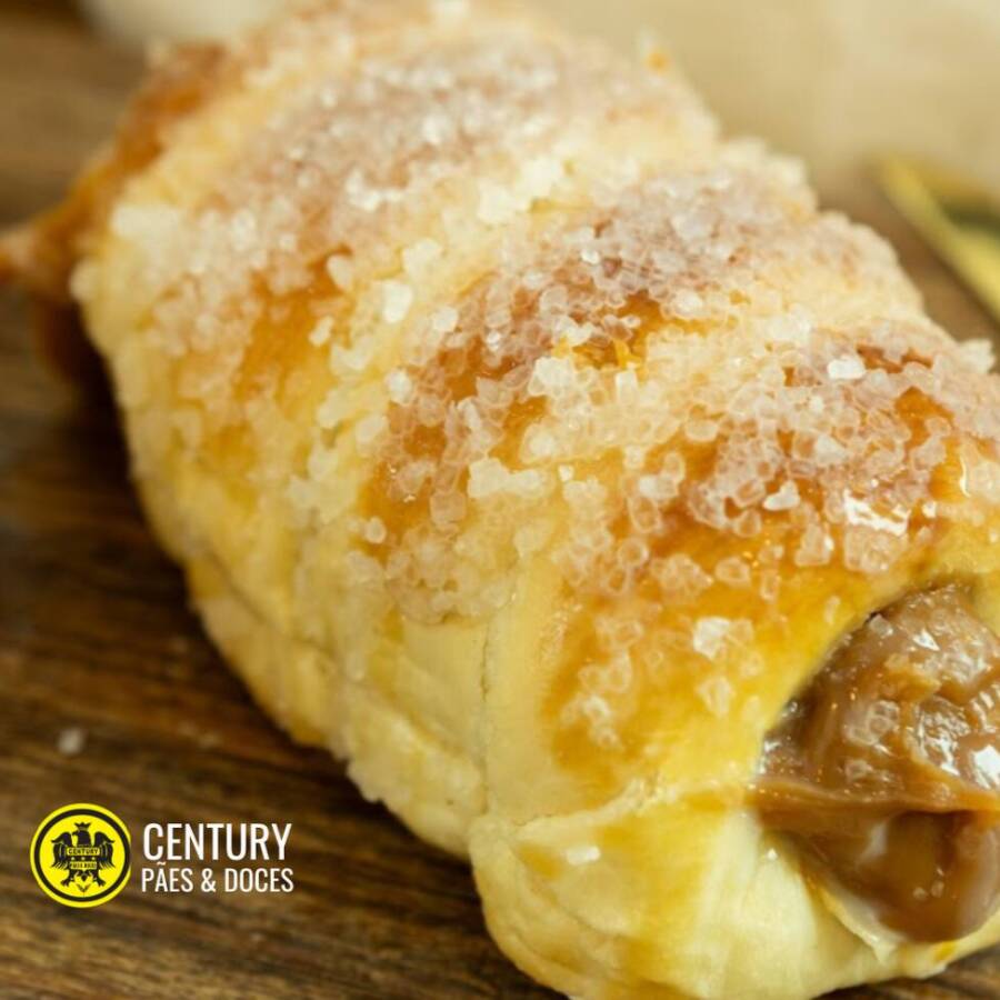 Pãozinho de Doce Macio em Formato de Canudo, com Muito Recheio de Doce de Leite.