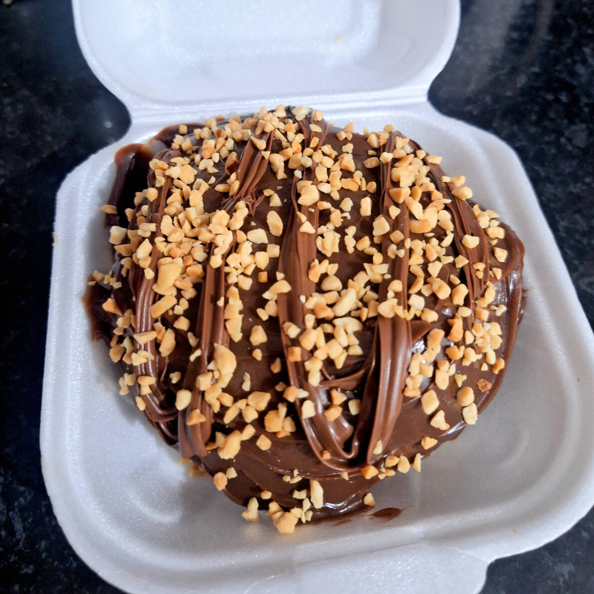 Massa de chocolate , coberta com brigadeiro cremoso 50% cacau, nutella pura e amendoins granulados. Vai em uma lancheira de hambúrguer.