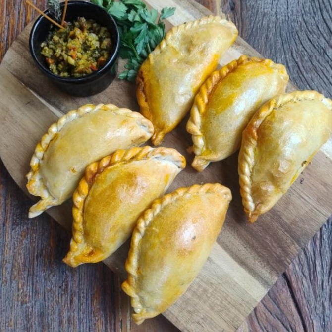 Meia duzia de nossas empanadas de Carne cortada a cuchillo, serve 2 a 3 pessoas. Experimenta a melhor empanada da tua vida!