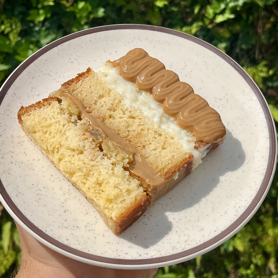 Fatia de bolo de massa pão de ló recheada com compota de abacaxi, doce de leite e cocada cremosa! Super refrescante! O sabor que é a cara do verão!