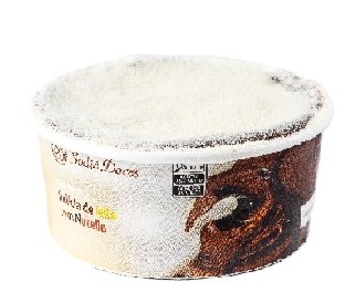 Bolo de massa branca, recheios de brigadeiro de leite em pó Ninho® e creme de Nutella® com cobertura de leite em pó Ninho®.