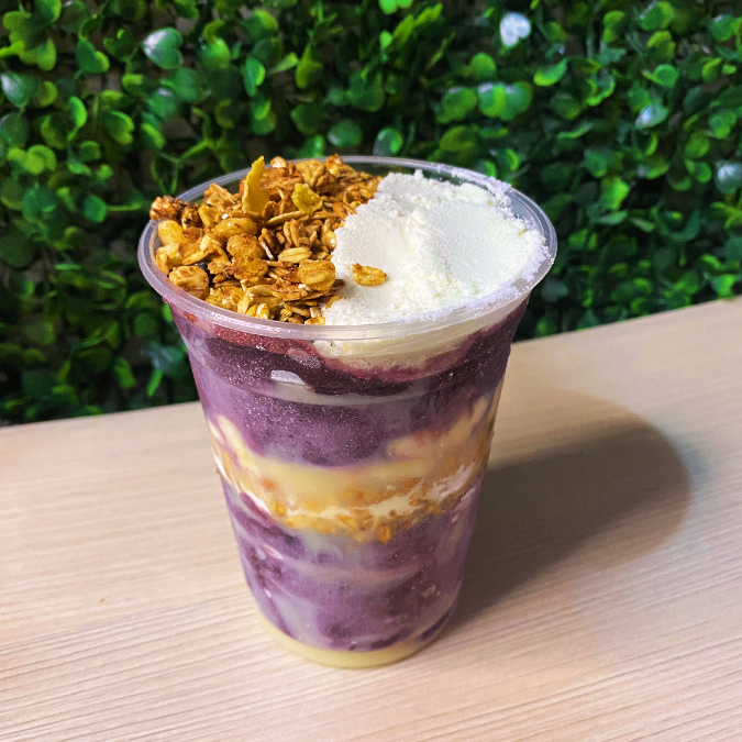 Acai artesanal, leite em po, granola, xerem de amendoin, banana e leite condensado.