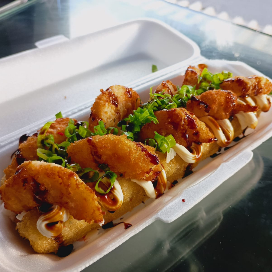 Salmão natural mixado no creme chesse, e camarão empanado na alga.