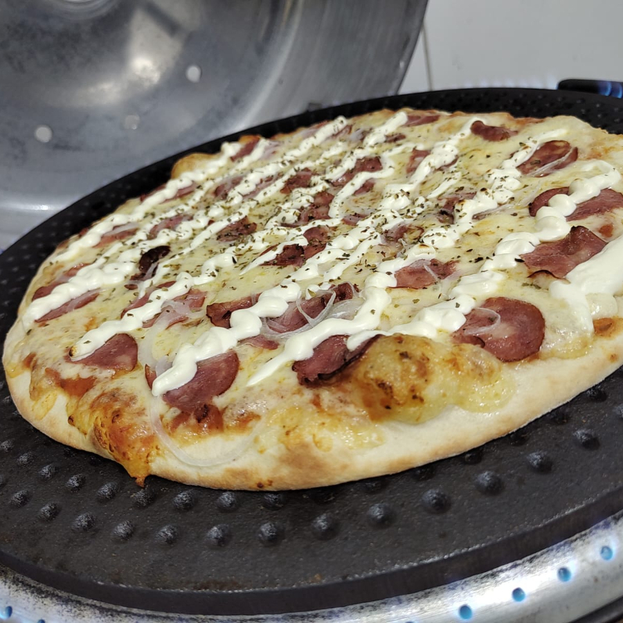 molho, mussarela, calabresa, requeijão, cebola, orégano e azeitonas.