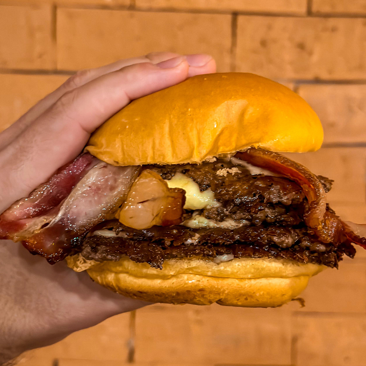 Pão Brioche 4 carne smash de 90g fatias de Bacon mussarela e maionese da casa