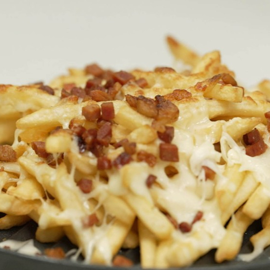 batata, queijo mussarela, bacon.