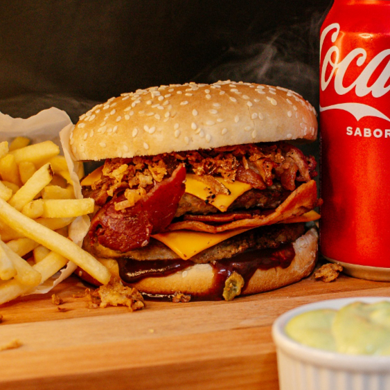 Mega bacon + batata frita + bebida