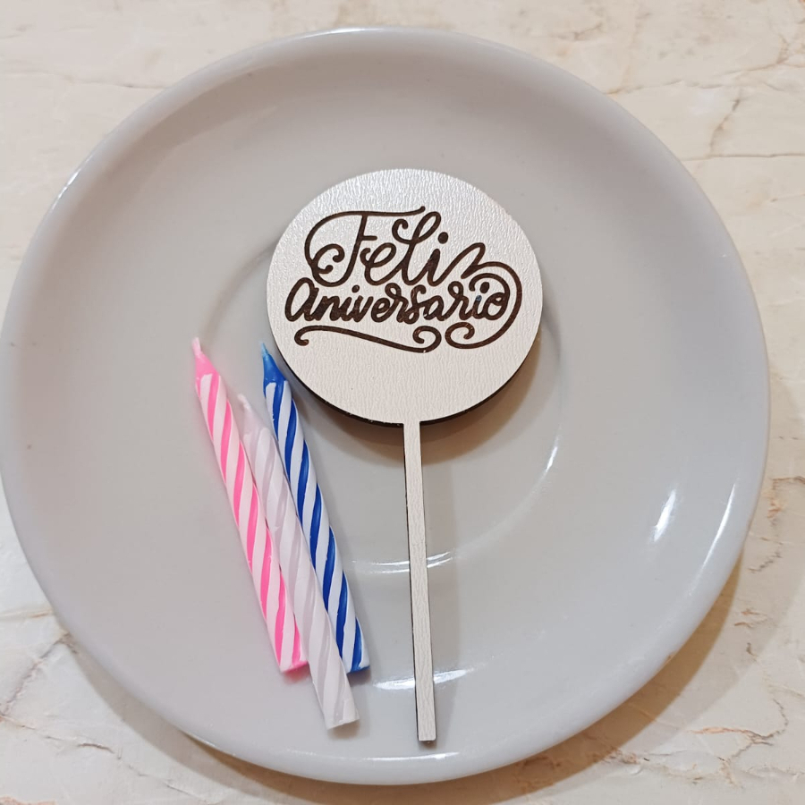 Quer surpreender alguém no dia do aniversário? Mostrar que lembrou, inclua uma plaquinha e vela no bolo.