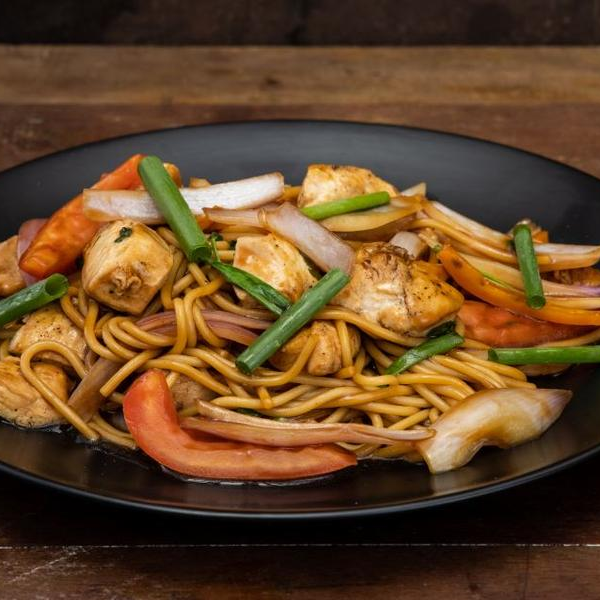 TALLARIN SALTADO DE POLLO + ENTRADA + BEBIDA