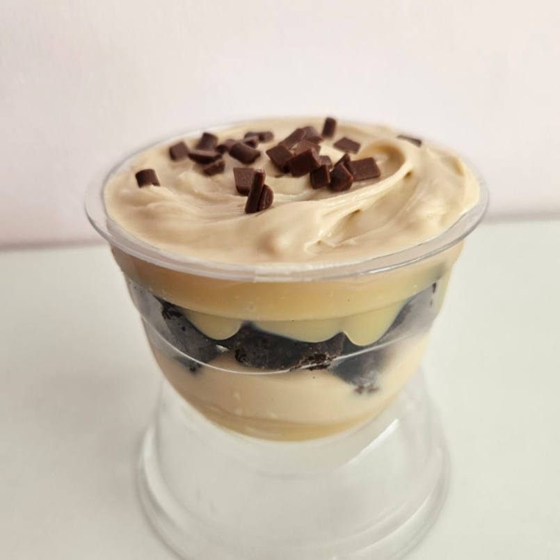 Creme de ninho, creme bueno, pedaçinhos de brownie.