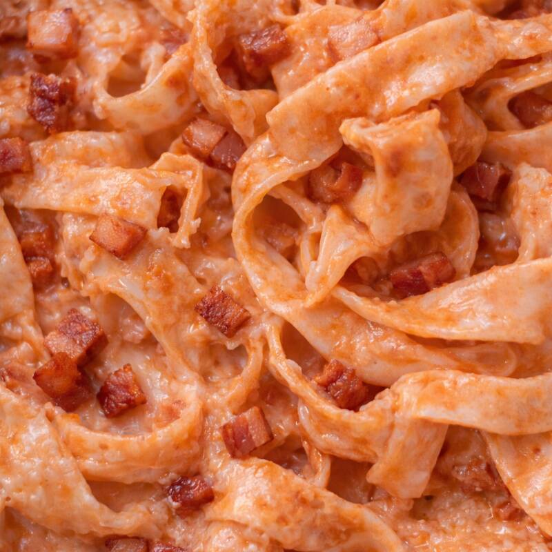 Macarrão talharim artesanal com molho amatriciana (molho a base de tomate pelado, bacon e creme de leite fresco) Aprox. 400g + coca-cola 200ml