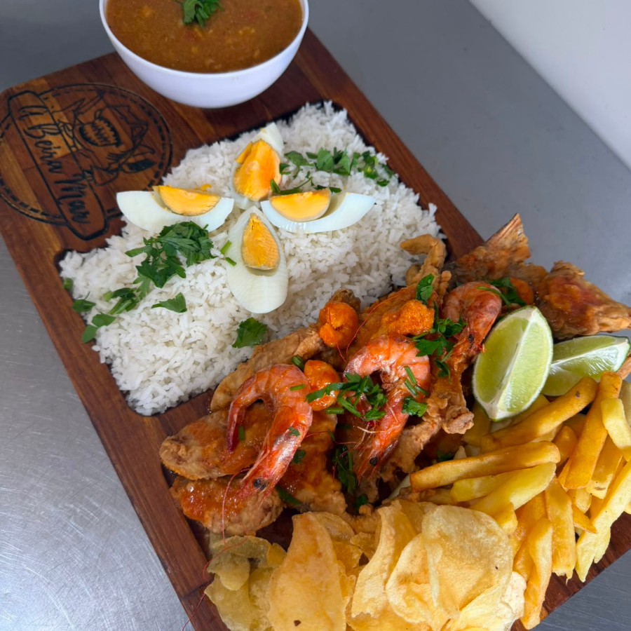 Corvina, molho de camarão, arroz, pirão, salada e fritas ou aipim