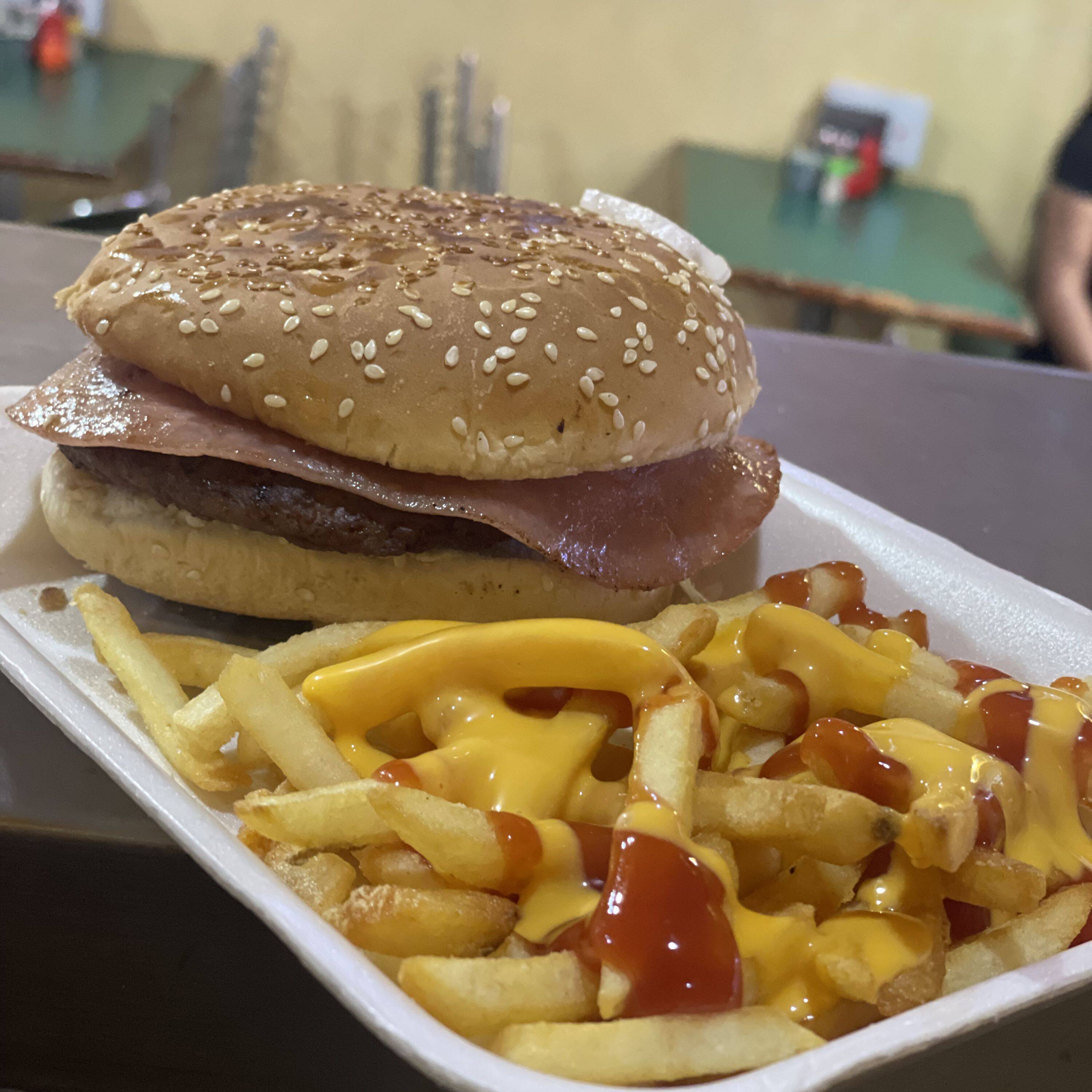 Hamburguesa Hawaiana con Papas a la Francesa