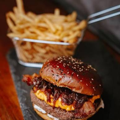 E aí? Vai se render a essa tentação? Com uma carne de 150g grelhada em chama forte e um pão brioche fofinho, tiras de bacon crocante, um espetáculo de molho barbecue e cebola caramelizada com toque de açúcar mascavo, rúcula e a nossa maionese caseira. Tentador não? Acompanha batata fritinha e bebida à escolha.