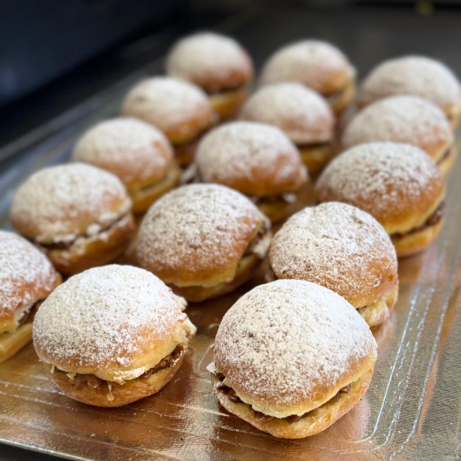Massa leve e macia, recheada com doce de leite cremoso e irresistível.