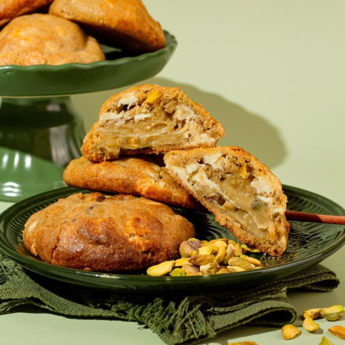 A massa é a base crocante por fora e macia por dentro, enquanto o recheio de brigadeiro garante uma explosão de sabor cremosa de creme de pistache.