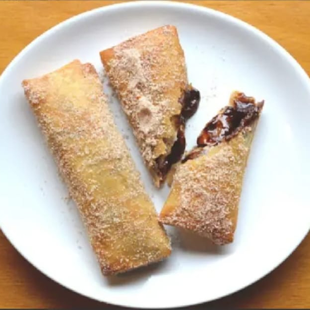 massa leve recheado com banana, chocolate ao leite, açúcar e canela.