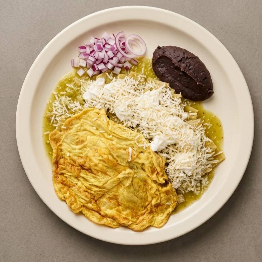 Chilaquiles Verdes con Huevo Revuelto