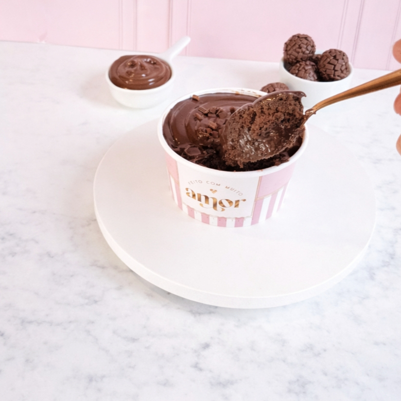 Bolo de pote brigadeiro sabor equilibrado com a intensidade do sabor do chocolate, e uma massa de chocolate 50% cacau bem molhadinha. Peso: 220 Gr