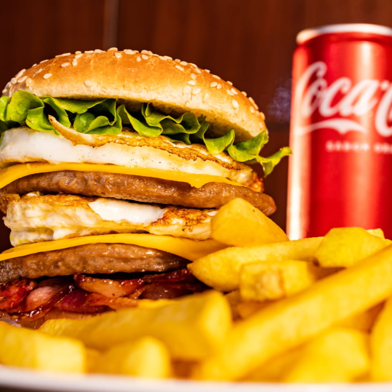 Pão de gergelim , 2 carnes , 2 ovos ,2 queijos , bacon , cheddar cremoso , ketchup , maionese temperada e alface + batata + refri lata .