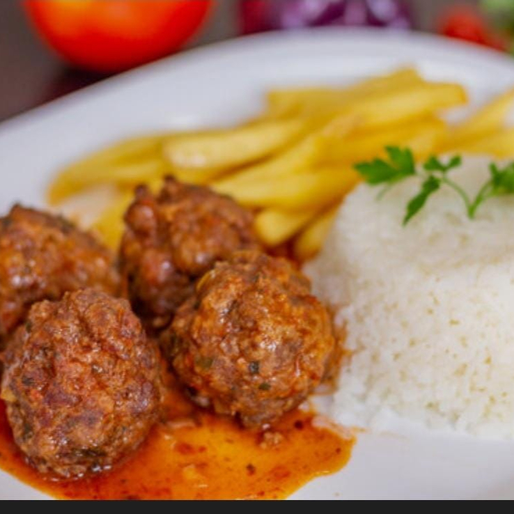 Almondegas con batatas fritas arroz, macarrao, feijao, farofa e salada fresca