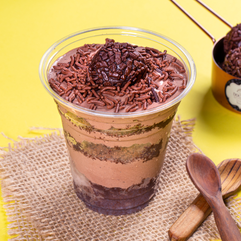 Versão Brigadeiro Copo da Felicidade. Macio e super recheado!! Produzido com farofa de Pão de ló sabor chocolate, recheado com mousse de brigadeiro cremoso + decorado com granulado por cima. Hmmm... Peso: 250 gramas. Serve 1 pessoa. - Importante: atendendo às melhores práticas de confeitaria, nosso produto é mantido semicongelado para maior frescor e qualidade.