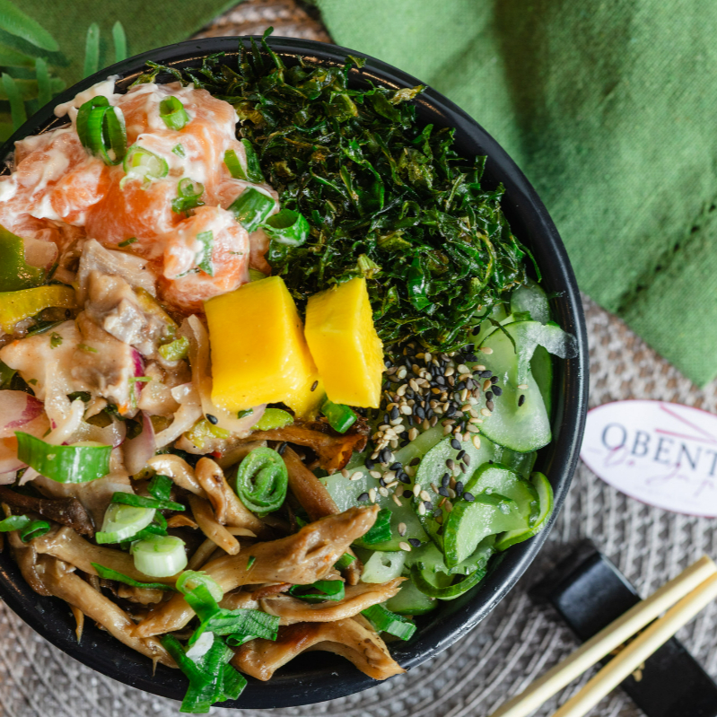Base de gohan ou arroz shari, salmão fresco, Cevit de peixe branco, sunomono, shimeji cogumelos e couve crocante.