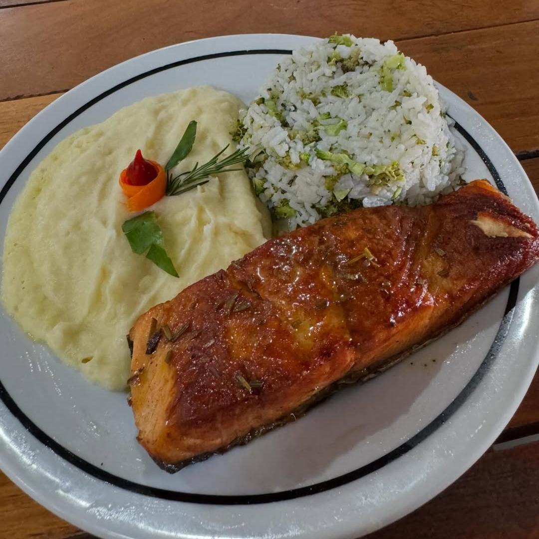 1 Posta de Salmão, Arroz de Brócolis, Limão e Fritas