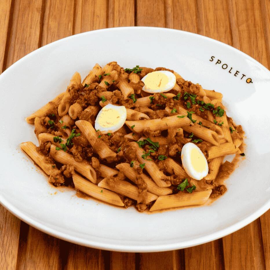 Penne importado da Itália ao molho bolognesa, temperado com alho e cebola, com ovo de codorna, bacon e queijo mozzarella.