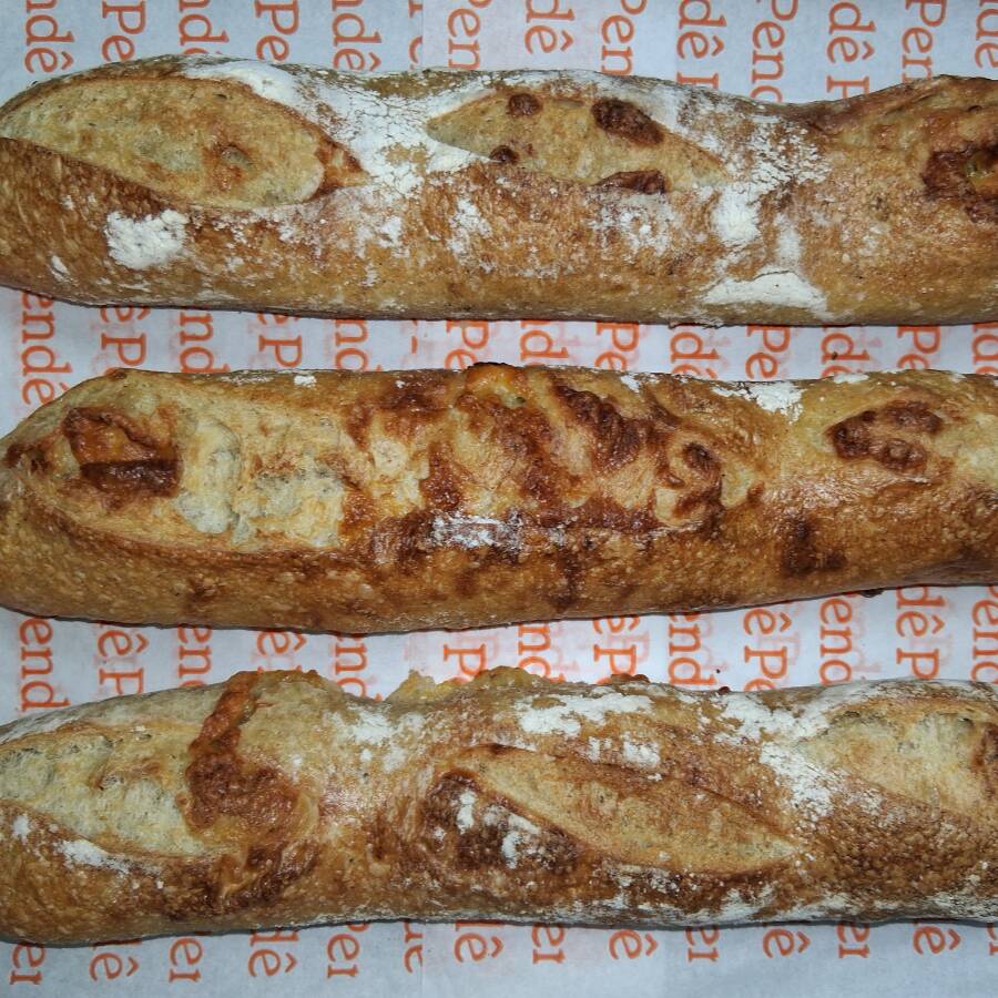 Pão Rústico na versão baguete com queijo provolone na massa!