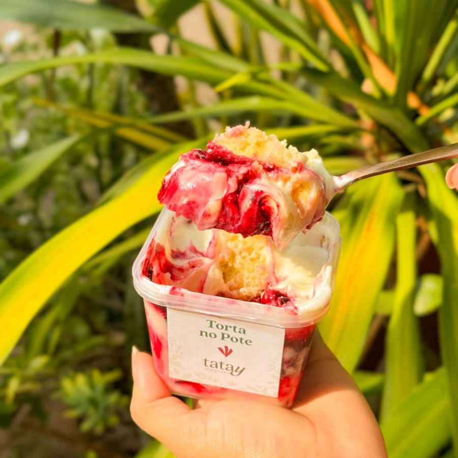Camadas de massa de pão de ló, intercaladas com brigadeiro branco e geleia de frutas vermelhas.