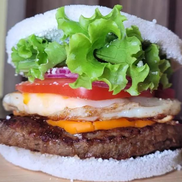 Suculenta carne de picanha (90g),cheddar cremoso,cebola roxa,ovo,alface e tomate.Montado na massa da tapioca.