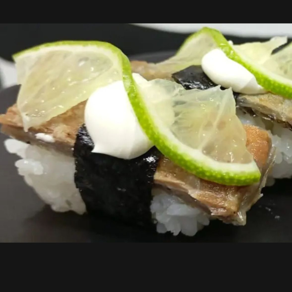 4 Unidades - Arroz, nori, skin (pele de Salmão grelhada), cream cheese e limão