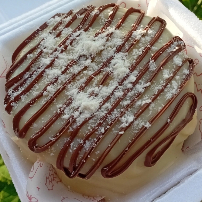 Bolo com deliciosa massa de chocolate amanteigada, recheado com nutella. Coberto com creme de ninho, finalizado com leite em pó ( ninho ) e nutella.