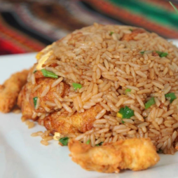 Chaufa de Pescado con Wantán Frito + Bebida