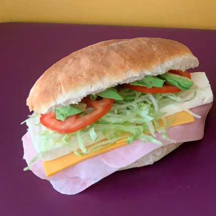Torta Jamón con Quesos + Te Helado 16 Oz.