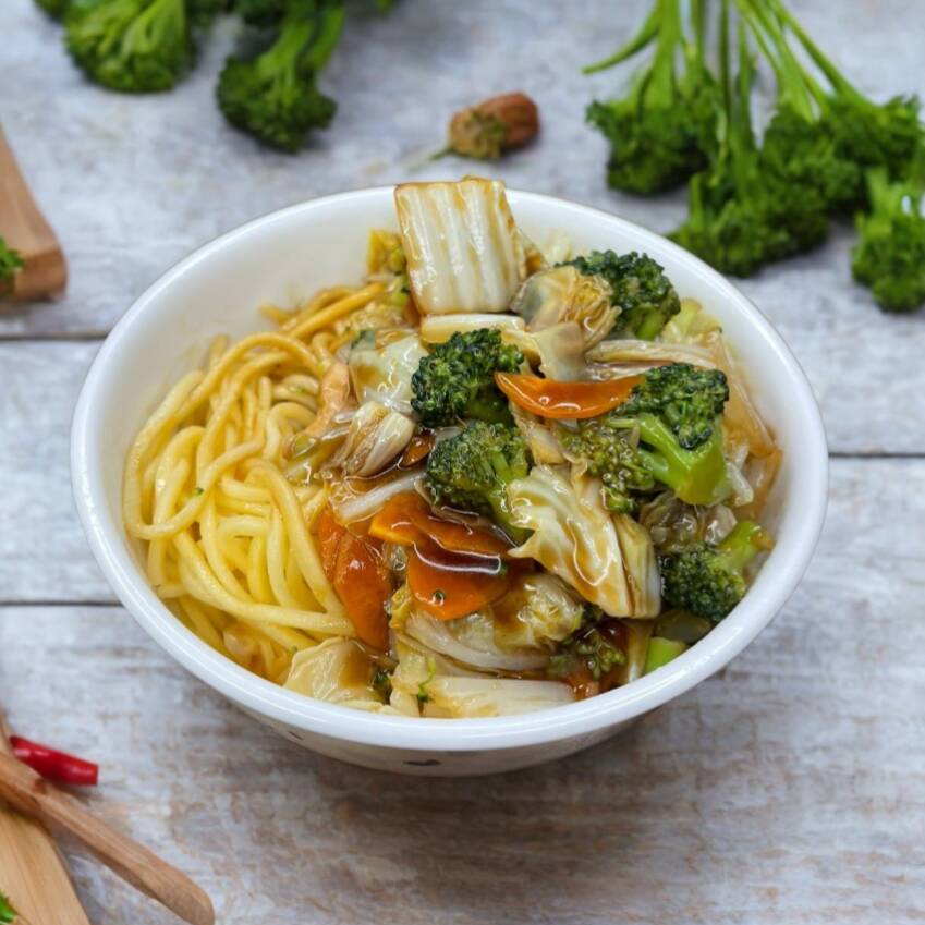 Macarrão oriental, acelga, repolho, cenoura e molho especial. ( prato vegetariano ) Peso aproximado : 550g