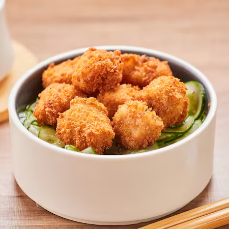 100g de salada de pepino, 45g de cubos empanados de salmão, e 45g de cubos empanados de atum