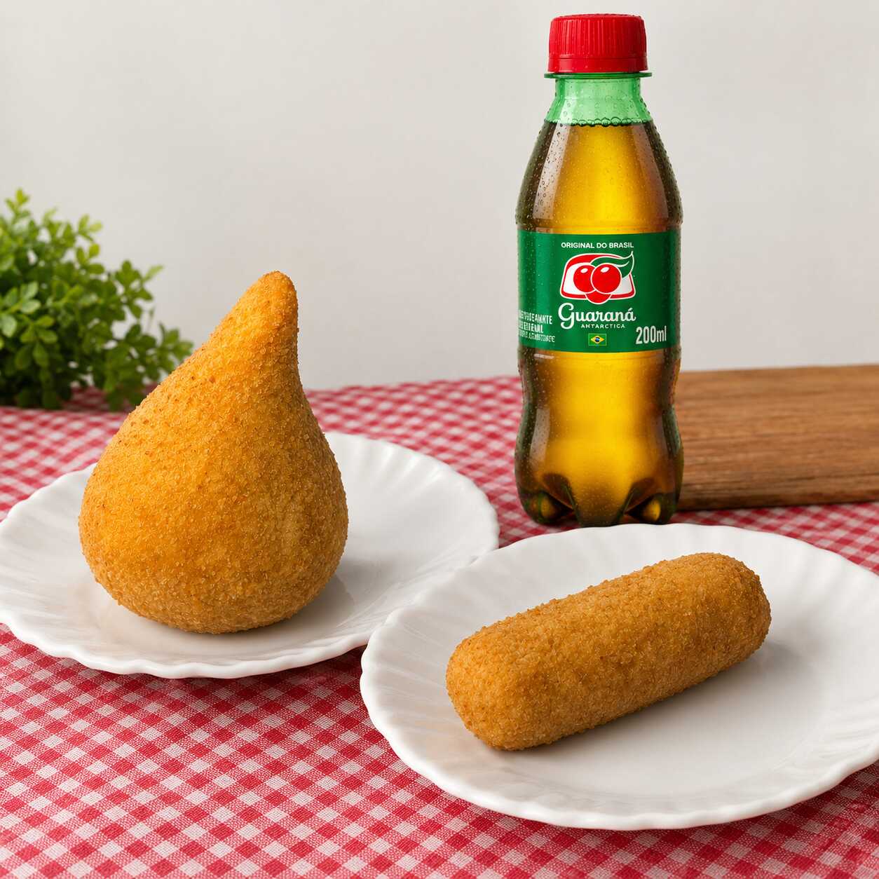 Sabe aquela fome que pede um salgado quentinho, crocante e muito recheado? Escolha 2 dos nossos Salgados Grandes (aprox. 120g cada) bem douradinhos + 1 Guaraná trincando de gelado (200ml). A combinação ideal, rápida e deliciosa para o seu lanche da tarde! Não fique só na vontade, peça já!