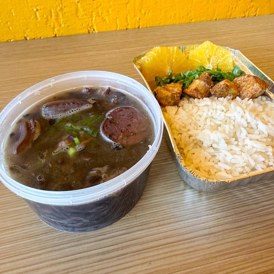 Pote de 500ml Feijoada + Arroz, Couve, Farofa da casa e Laranja. Feijoada com carne-seca, paio, linguiça calabresa, e costelinha e pernil de porco.