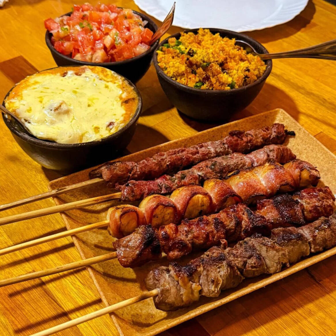 6 Espetos + salada + farofa + 1L Refrigerante