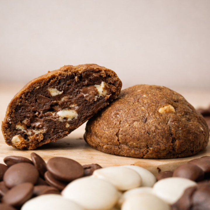 Feito para quem é apaixonado por café! Nossa massa sabor cappuccino tem o equilíbrio perfeito entre o amargor do café e a doçura dos chocolates meio amargo, ao leite e branco. Um leve toque de canela realça o aroma e deixa cada mordida ainda mais especial. Crocante por fora, macio e amanteigado por dentro — uma experiência irresistível para acompanhar seu café ou adoçar o Dia.