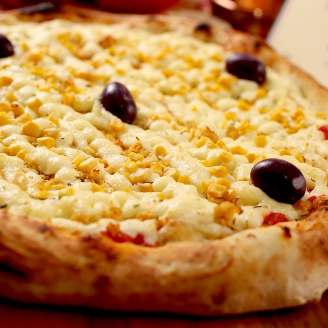 Nossa clássica pizza de frango com Catupiry tem um sabor diferenciado! Com peito de frango cozido, temperado e desfiado, milho cozido, Catupiry Original e finalizada com azeitonas pretas