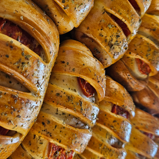 Bauru no pão macio com toque de orégano, recheado com presunto saboroso, queijo derretido, tomate fresquinho e catupiry cremoso. Um clássico de padaria, bem servido e cheio de sabor, perfeito para matar a fome a qualquer hora do dia!