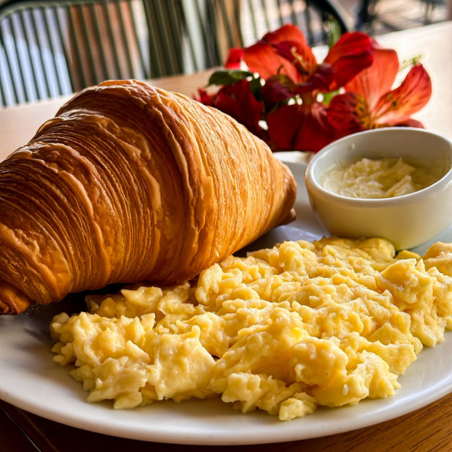 Ovos mexidos com manteiga no croissant.