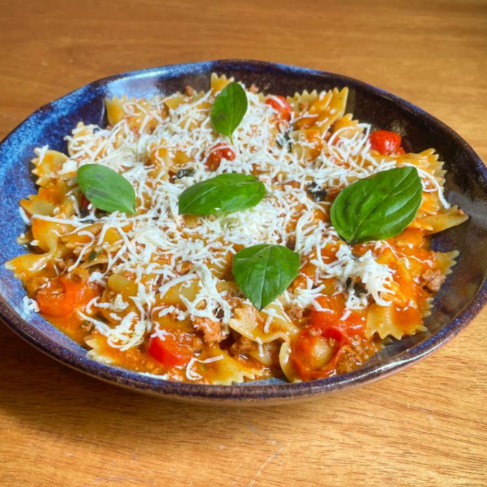 Delicioso macarrão tipo gravatinha servido com molho bolonhesa de patinho. Finalizado com parmesão ralado e folhas frescas de manjericão. Um clássico, com toque especial da Bela Casa. Aprox. 300g