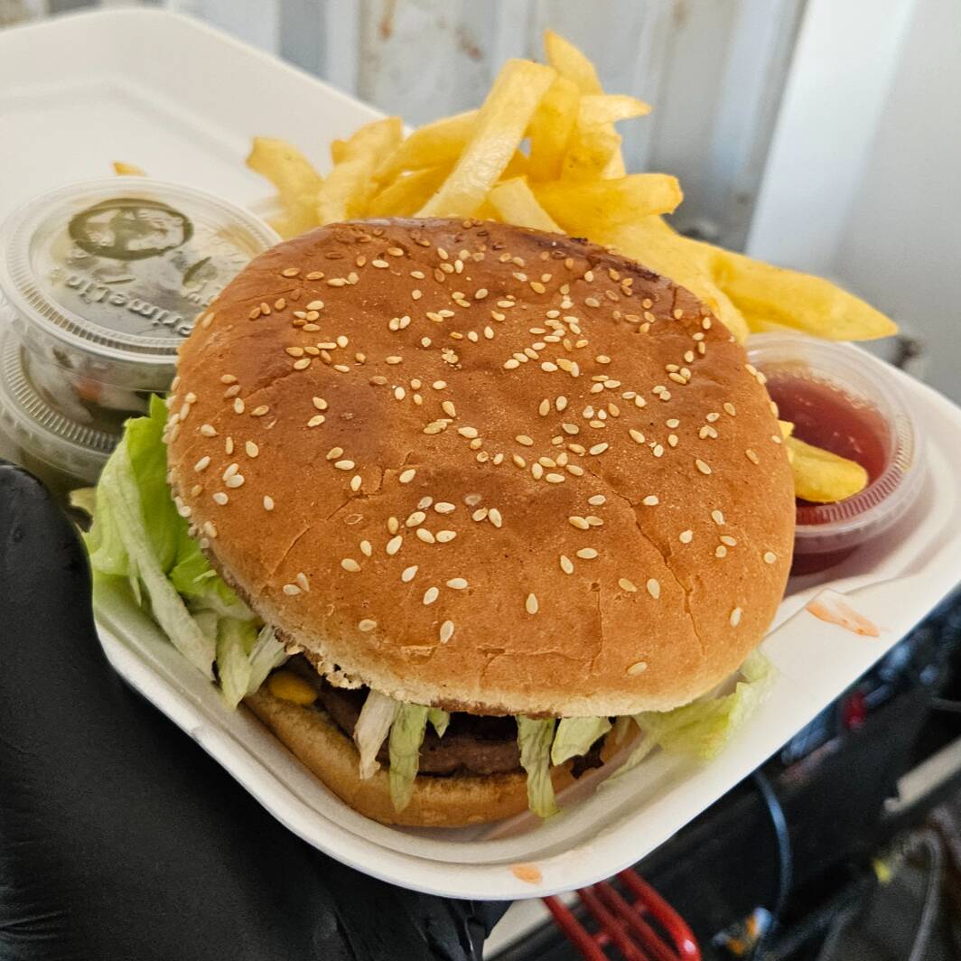 Hamburguesa con Papas y Coca Cola 450ml