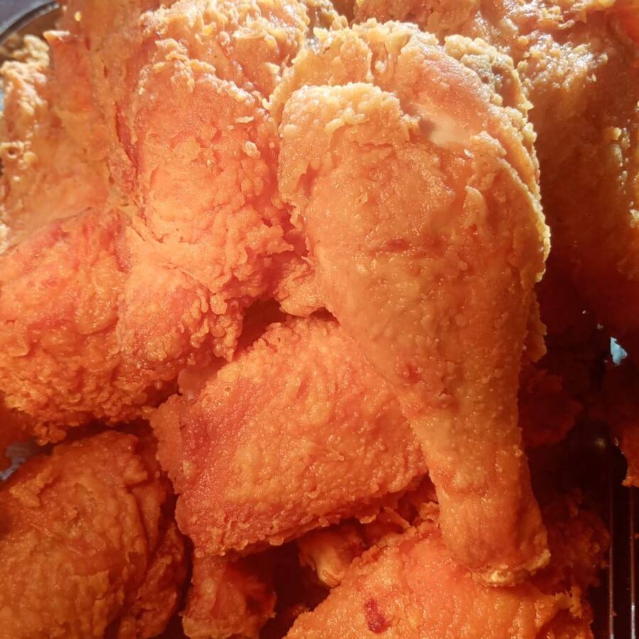 Pollo Apanado con Papas Fritas y Salsas