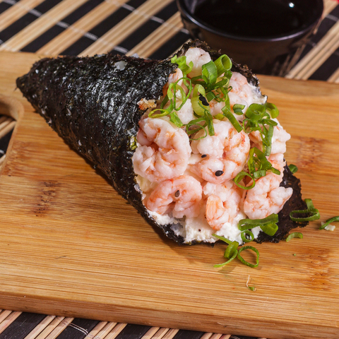 Nori, arroz japones, creme chesse e camrão natural.