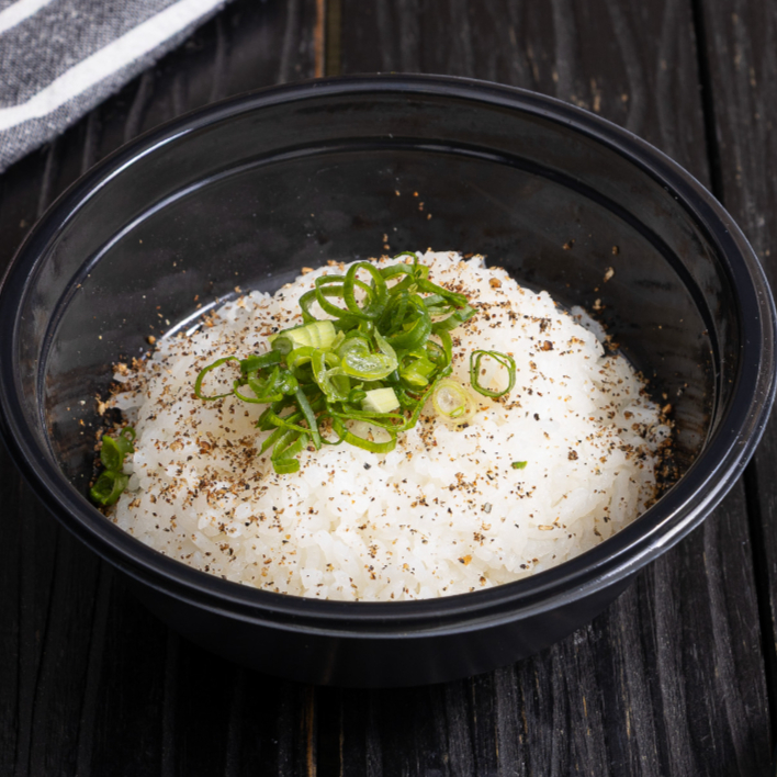 Arroz japonês tradicional, leve e soltinho. Perfeito para acompanhar seus pratos favoritos! (200g)